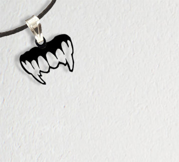 CIONDOLO IN VINILE DENTI VAMPIRO